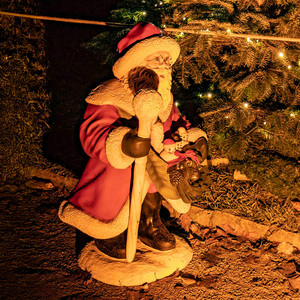 Santa mit kl. Schneemännern