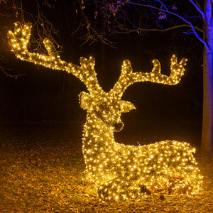 Goldener Hirsch liegend m.Kunsttanne