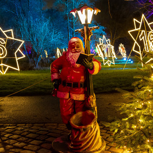 Weihnachtsmann an Laterne