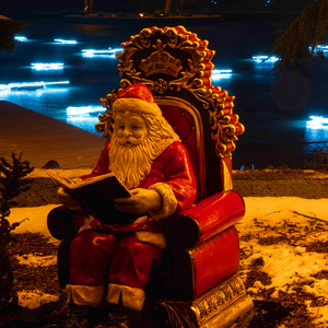 Santa sitzend mit Buch