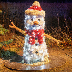 kleiner Schneemann m.Mütze weiße Bommel